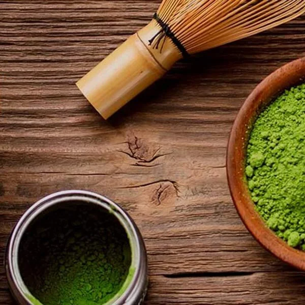 matcha-poydalla-ruoanlaitto-vaahtoava-juoma-teekupit-1-e1736015383701